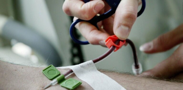 Moeten ruim 2 miljoen ex-coronapatiënten achteraan in de rij voor een vaccin?