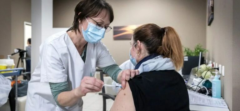 Davantage de doses du vaccin Pfizer/ BioNtech disponibles cette semaine : la pression augmente pour accélérer la vaccination en Belgique